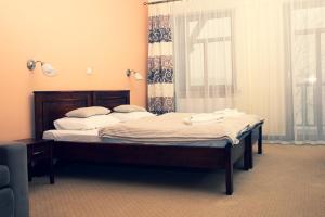 un dormitorio con una cama y una ventana en Gościniec Molo, en Mrągowo 62 fotos más