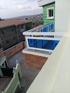 un balcón con barandilla azul y blanca en un edificio en Studio meublé haut standing jouvence Yaoundé, en Yaoundé