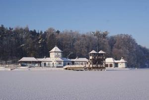 una grande casa sulla riva di un lago di Luksusowy Apartament Parkowa Olecko a Olecko