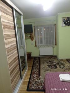 Camera piccola con letto e finestra di "Різьбярська садиба" a Slavske