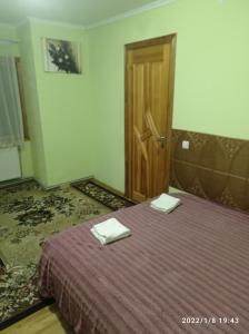 una camera da letto con un letto e due asciugamani di "Різьбярська садиба" a Slavske