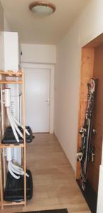 einen Flur mit einem Raum mit Skiern an der Wand in der Unterkunft Haus Elena am Semmering in Steinhaus am Semmering