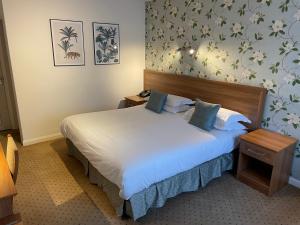 Tempat tidur dalam kamar di The George Hotel Easingwold