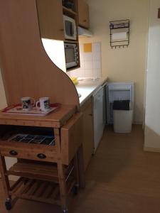 Η κουζίνα ή μικρή κουζίνα στο T2 + Tout Confort + Terrasse