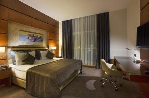Säng eller sängar i ett rum på Dedeman Erbil Hotel City Center
