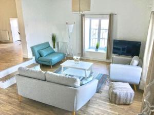 sala de estar con sofá y 2 sillas en L'appartementducroisic - Sur le port, vue mer, en Le Croisic