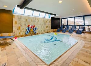 Basen w obiekcie Wellness- und Familienhotel Egger lub w pobliżu