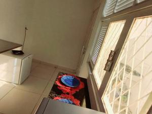 eine kleine Küche mit einem Kühlschrank und einer Tür in der Unterkunft Casa Petit - Banheiro Exclusivo in Natal