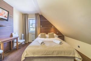 pokój hotelowy z łóżkiem i biurkiem w obiekcie Pokoje gościnne Nord w mieście Krynica Morska
