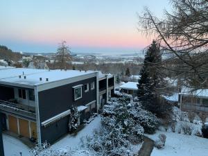 une maison avec de la neige sur le toit dans l'établissement Hubas - Traumhafter Blick auf Bad Harzburg, à Bad Harzburg