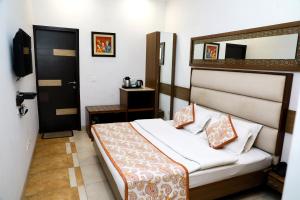 1 dormitorio con cama y puerta negra en Indee home, en Nueva Delhi