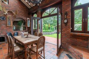 comedor con mesa de madera y sillas en Lovely Holiday Home in Merksplas with Fenced Garden, en Merksplas