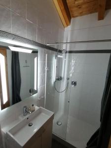 a white bathroom with a shower and a sink at Ferienwohnung in Lechbruck am See im schönen Allgäu, nahe Füssen nur 300 m vom See in Lechbruck +17 photos