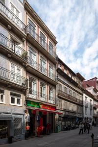 un edificio con balcones al lado de una calle en Elegant studio & private garden in historical centre, en Oporto