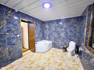 Koupelna v ubytování Hotel Royal + 37 fotografií