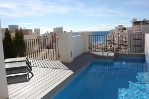 basen na balkonie budynku w obiekcie 116 - Penthouse with Private Pool near beach w mieście Estepona