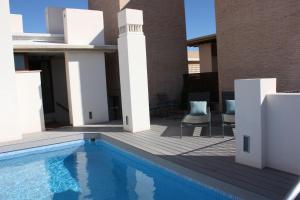 patio z basenem i domem w obiekcie 116 - Penthouse with Private Pool near beach w mieście Estepona