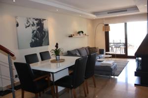 salon ze stołem, krzesłami i kanapą w obiekcie 116 - Penthouse with Private Pool near beach w mieście Estepona
