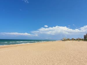 Foto dalla galleria di APARTAMENTO CON GRAN TERRAZA, PISCINA Y CON VISTAS AL MAR, A SOLO 50 m DE LA PLAYA a Daimuz