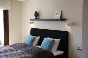 sypialnia z łóżkiem z niebieskimi i białymi poduszkami w obiekcie 116 - Penthouse with Private Pool near beach w mieście Estepona +15 zdjęć