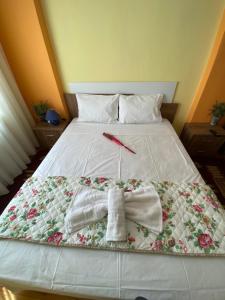 uma cama com duas toalhas e duas almofadas em Beautiful apartment in the center of Thessaloniki em Tessalônica