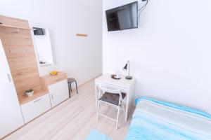 Televízia a/alebo spoločenská miestnosť v ubytovaní The Dots Hostel