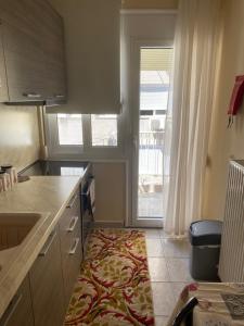 A kitchen or kitchenette at Beautiful apartment in the center of Thessaloniki Még 18 kép