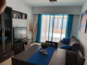 Televisyen dan/atau pusat hiburan di APARTAMENTO CON GRAN TERRAZA, PISCINA Y CON VISTAS AL MAR, A SOLO 50 m DE LA PLAYA