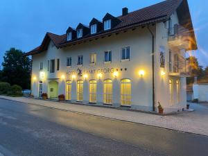 un edificio blanco con luces en una calle en Hotel garni St.Georg, en Sankt Wolfgang