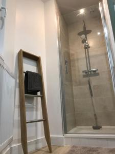 een badkamer met een douche met een kruis aan de muur bij GITE DE L'ATELIER Herminois in Sainte-Hermine