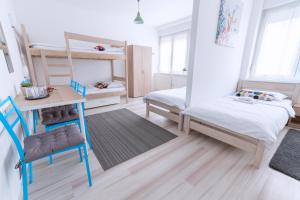 Posteľ alebo postele v izbe v ubytovaní The Dots Hostel