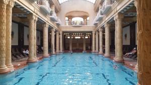 The swimming pool at or close to Little Americas Ashbury San Francisco Apartment