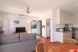 אזור ישיבה ב-Belvedere, Family-friendly, Nice, First-line Apartment with Stunning Beach and Sea views,AC