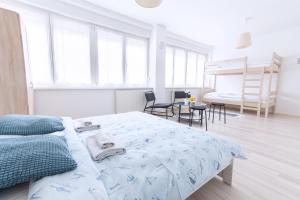 - une chambre blanche avec un lit et une salle à manger dans l'établissement The Dots Hostel, à Zagreb