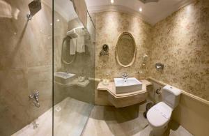 Bathroom sa Windsor Palace Luxury Heritage Hotel Since 1906 by Paradise Inn Group