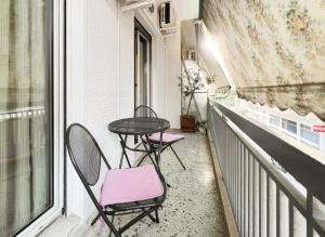 Un pequeño balcón con 2 sillas y una mesa. en SOKOS Residence, 5' walk from Acropolis Museum en Atenas