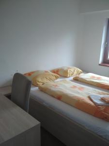 Rúm í herbergi á Relax hotel Bára Benecko