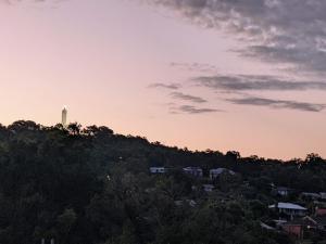einen Leuchtturm auf einem Hügel bei Sonnenuntergang in der Unterkunft The Botanical 304 in Albury
