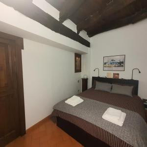 塞莫內塔的住宿－casa vacanze belvedere，一间卧室配有一张床,上面有两条毛巾