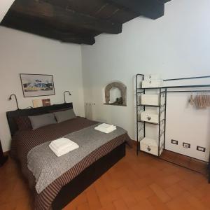 ein Schlafzimmer mit einem Bett mit zwei Handtüchern darauf in der Unterkunft casa vacanze belvedere in Sermoneta