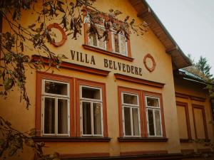un edificio con un cartel que lee Villa Bucephalore en Villa Belvedere, en Janske Lazne