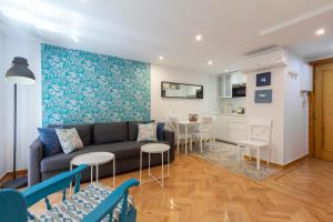- un salon avec un canapé et une table dans l'établissement Homelike Sol - Gran Via I, à Madrid