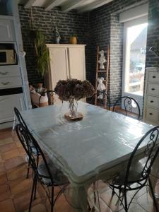 mesa de comedor con sillas y mantel azul en Cité de caractère médiéval, en Fresnay-sur-Sarthe