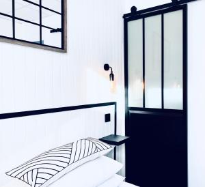 Llit o llits en una habitació de Hôtel Gaspard