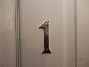 una manija de puerta con un número en la puerta en Middle House, en Coventry