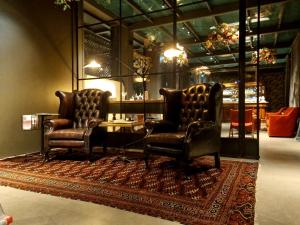 2 chaises et une table dans une pièce dans l'établissement Boutique Hotel Borgo Nuovo, à Milan