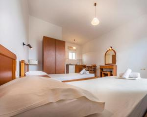 מיטה או מיטות בחדר ב-Derekas studios & apartments