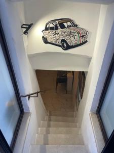 eine Treppe mit einem an der Wand gemalten Auto in der Unterkunft Mory&Clary Cave Palese Airport in Bari Palese