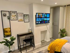 A television and/or entertainment centre at Beautiful Studio apartment in a house with parking