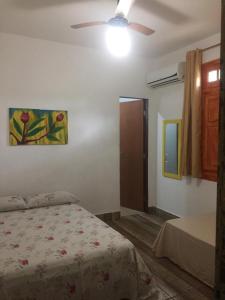 1 dormitorio con 1 cama y ventilador de techo en Gira Arte Hostel en Recife